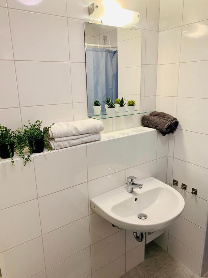 Direkte Uninaehe: Ferienwohnung Mit Grossem Doppelbett, Kuechenzeile Und Neu Renoviertem Badezimmer Homburg  Luaran gambar