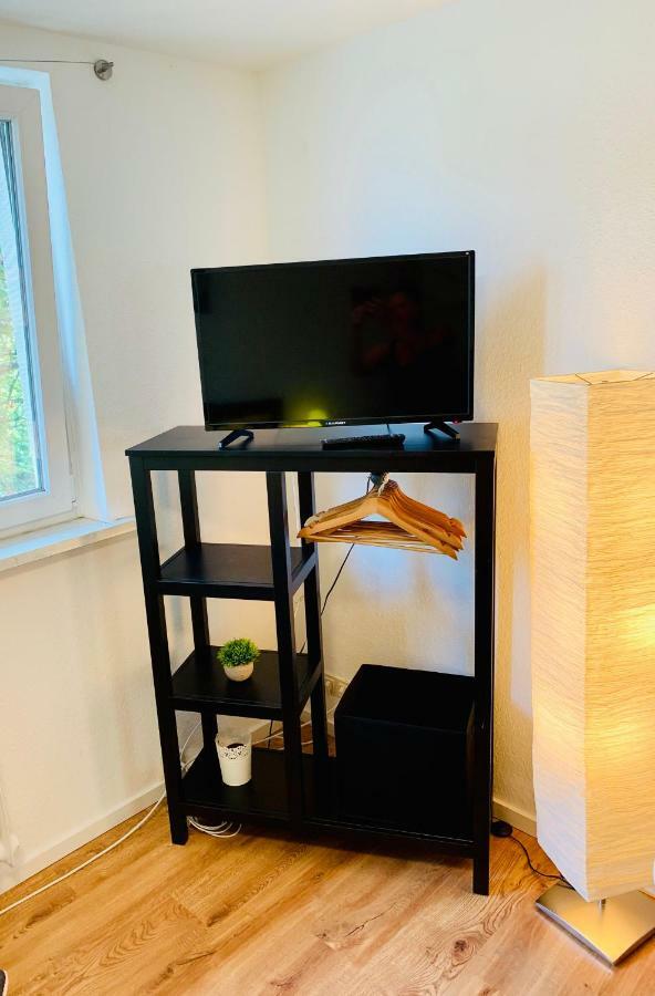 Direkte Uninaehe: Ferienwohnung Mit Grossem Doppelbett, Kuechenzeile Und Neu Renoviertem Badezimmer Homburg  Luaran gambar